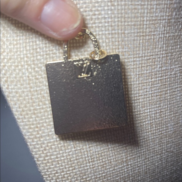 LV Goldtone Pendant stamped on back on a 24 inch Figaro Chain - Picture 2 of 3